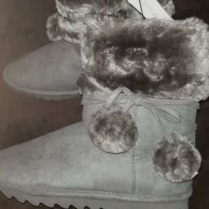 NWT Grey snow boots